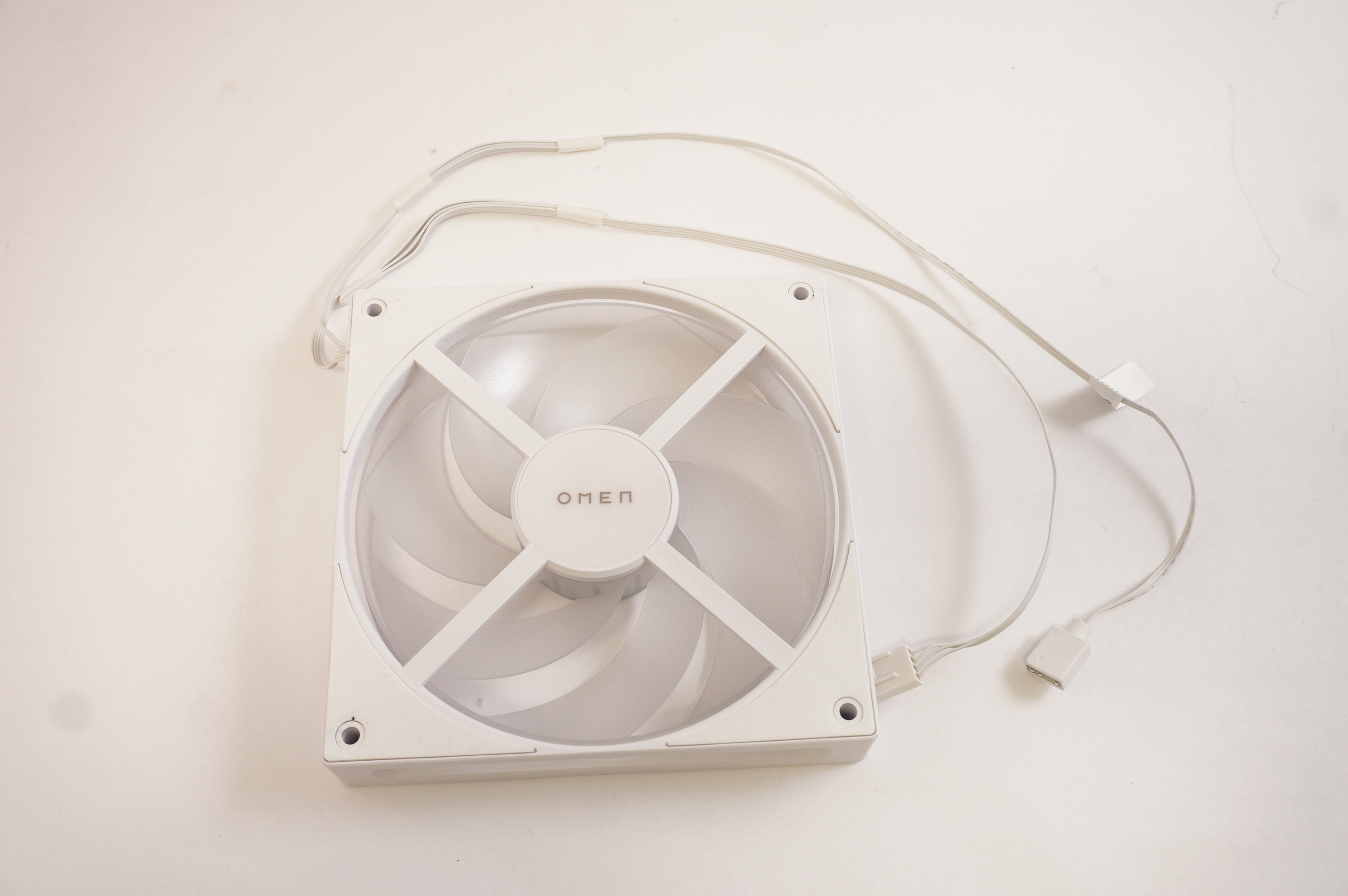P07108-002 Hp Fan 140 front white snowball GT16-0344
